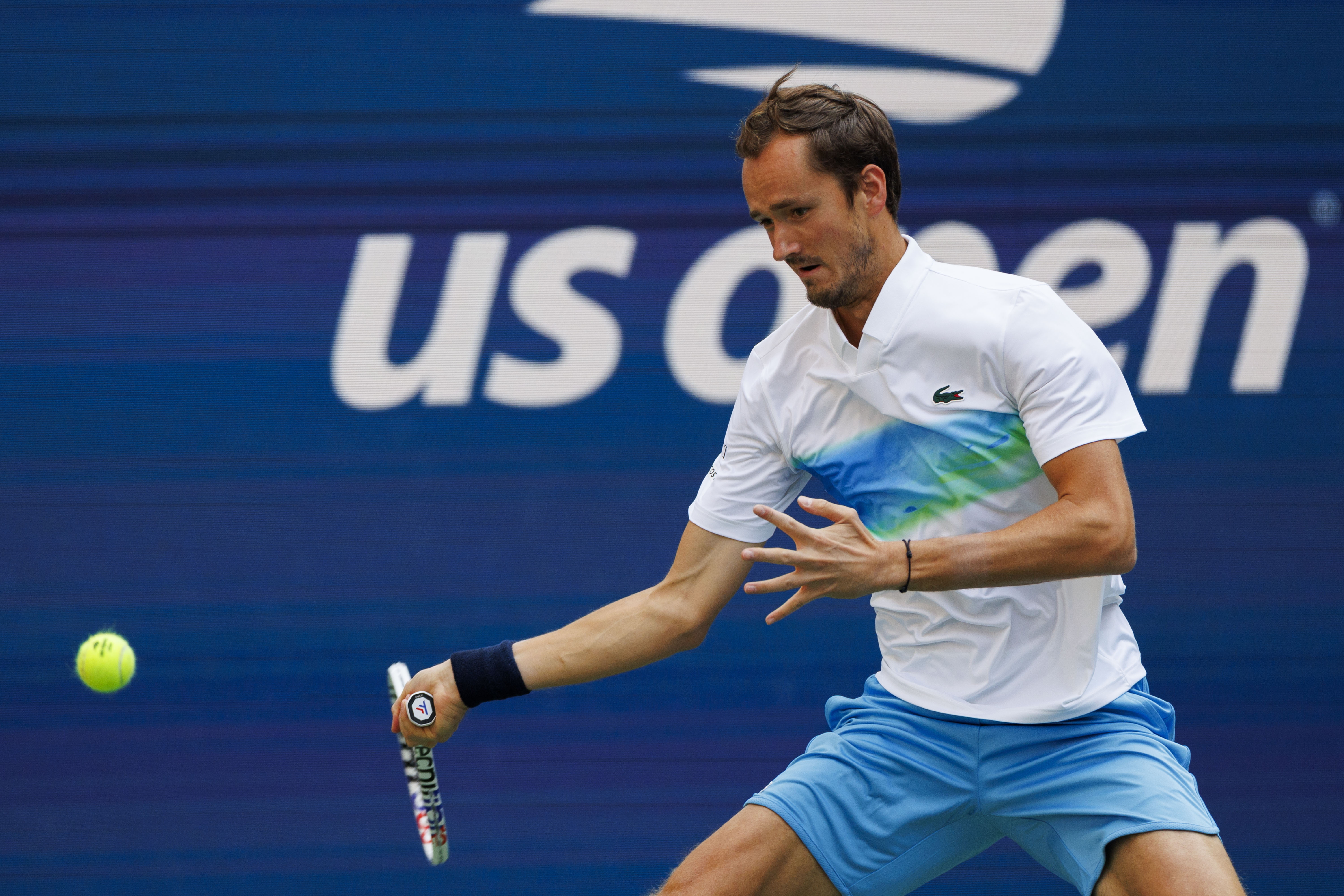 包含法网险胜ATP总决赛，梅德韦杰夫关键制胜的词条