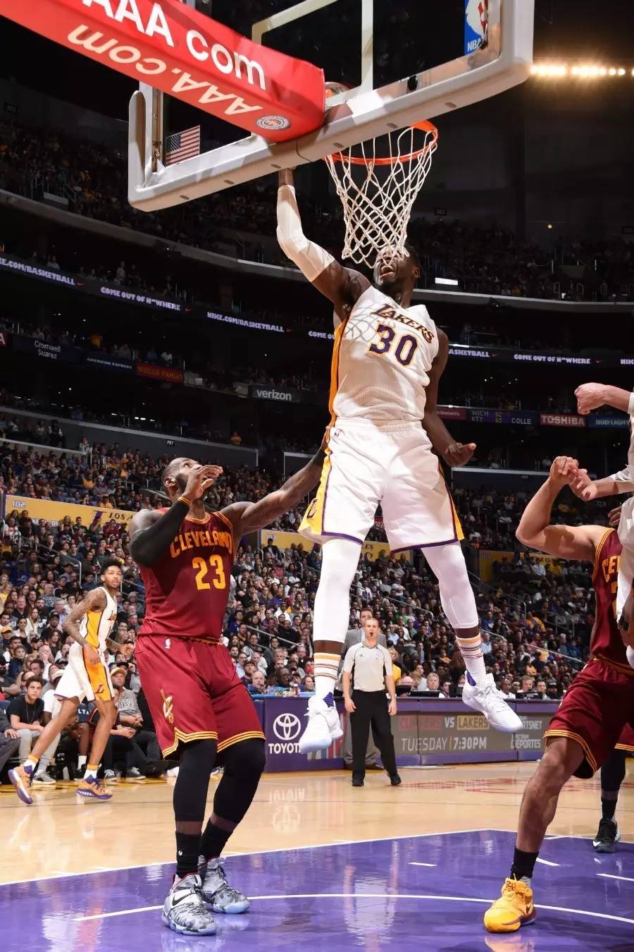 开云体育中国-阿斯顿马丁翻盘威廉姆斯，拉塞尔点燃赛场的简单介绍